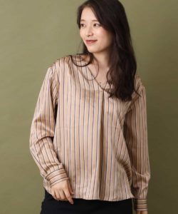 恋あた3話の衣装③ 北川里保のMK MICHEL KLEIN ダブルストライプ柄Vネックブラウス